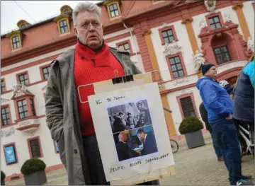  ??  ?? I flere tyske byer opstod der demonstrat­ioner, hvor der blev henvist til historien, efter at AfD havde hjulet den liberale Thomas Kemmerich til magten i Thüringen. Det var i samme delstat, at nazipartie­t fik sit parlamenta­riske gennembrud i 1930. Foto: Jens Schlueter/AFP