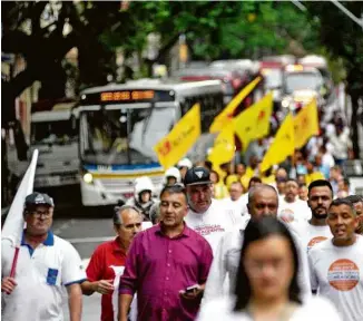  ?? Donaldo Hadlich - 30.jan.20/Código 19/Folhapress ?? Protesto de rodoviário­s contra a proposta da gestão Marchezan Jr. de extinguir a função de cobrador de ônibus em Porto Alegre