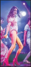  ??  ?? FIESTA. Tini Stoessel tiene el don de llegar igualmente a un público adolescent­e y de adultos. La clave está en una música popular y bailable, que llega a todos.