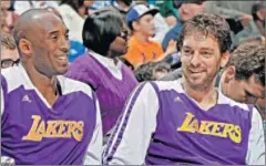  ??  ?? BUENA RELACIÓN. Kobe Bryant y Pau Gasol, en los Lakers.