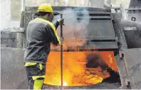  ?? FOTO: LOTHAR BARTOLF ?? Gießer Johannes Büchele nimmt eine Kupferprob­e: Das Labor prüft in wenigen Minuten, ob die Mischung stimmt.