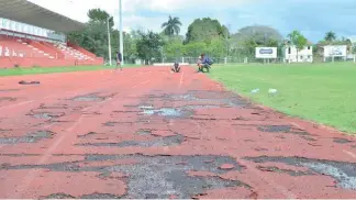  ?? JOHNNY ROTESTÁN ?? La pista de atletismo del complejo deportivo de La Vega se deteriora.