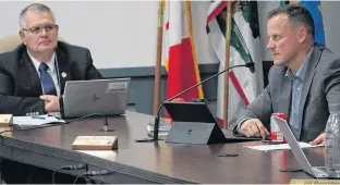  ?? DANIEL BROWN/LOCAL JOURNALISM INITIATIVE REPORTER ?? Stratford Coun. Derek Smith, left, and Darren MacDougall spoke during a monthly council meeting recently at Stratford Town Centre.