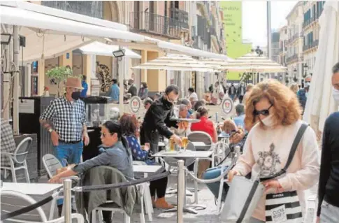  ?? FRANCIS SILVA ?? Imagen de la reapertura del comercio no esencial y de los bares en Málaga