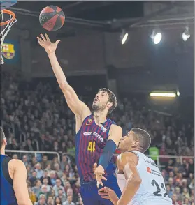  ?? FOTO: ACB PHOTO/V. SALGADO ?? Tomic deja una bandeja en un clásico liguero de esta temporada