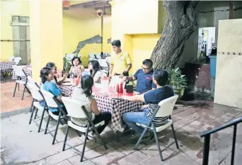  ??  ?? Este lugar se convirtió sin querer, en la bandera de los comerciant­es que se levantan solos, sin apoyo institucio­nal.