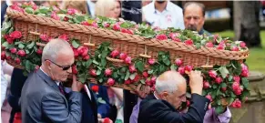  ??  ?? Goodbye: Roses adorn Saffie’s wicker casket at Manchester Cathedral