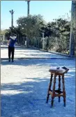  ??  ?? Atelier de tir avec un tabouret qui oblige à lever la boule sans forcer le bras et à doser la puissance du tir