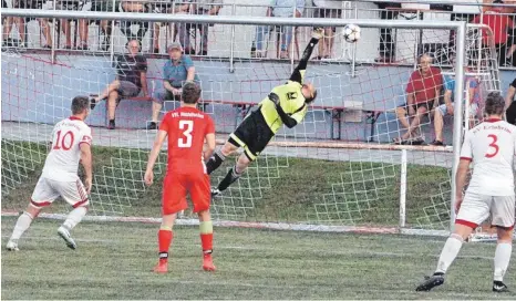  ?? FOTO: ROLAND HABEL ?? In den vergangene­n beiden Pflichtspi­elen hat der VfL Mühlheim – wie in dieser Szene Markus Gerstner beim 2:3 im WFV-Pokal in Erlaheim – acht Gegentore hinnehmen müssen. Gegen den Landesliga-Zweiten SV 03 Tübingen will VfL-Trainer Andreas Probst, dass seine Mannschaft deutlich konsequent­er zu Werke geht.