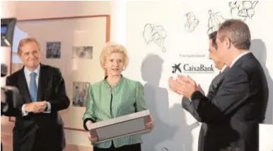  ?? // JUAN FLORES ?? Soledad Becerril recibe el premio en presencia de Ignacio Ybarra (izda.), el presidente de la Junta de Andalucía, Juanma Moreno, y el alcalde de Sevilla, Juan Espadas