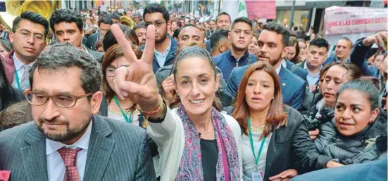  ??  ?? RECORRIDO. Claudia Sheinbaum, jefa de Gobierno, caminó ayer del teatro Esperanza Iris al Zócalo capitalino. La mayor parte del trayecto fue por la calle Allende.