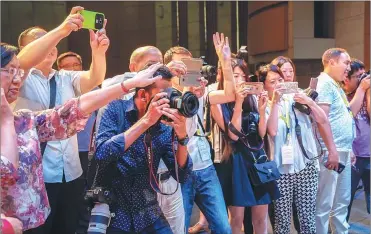  ?? MA XIAOQIAN / FOR CHINA DAILY ?? Reporters from Asian media outlets capture a fascinatin­g moment of Lyuju Opera, a traditiona­l opera style thriving in Dongying, Shandong province.