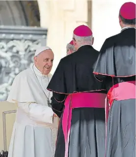  ?? AFP ?? Saludos. El Papa recibe a obispos, ayer, en la plaza de San Pedro.