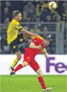  ?? FOTO: DPA ?? Wer hat heute Oberwasser? Dortmunds Marcel Schmelzer (links) oder Liverpools James Milner?