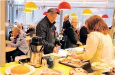  ?? ?? Två åttondekla­sser vid Henåns skola stod för all fika och fungerade även som värdar under dagen.