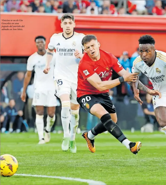  ?? ?? Vinicius se va de Gio González en una jugada del partido del sábado en Son Moix.