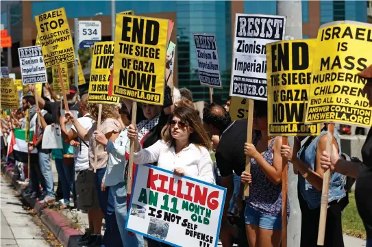  ??  ?? PRO-PALESTINIA­N SUPPORTERS rally in Los Angeles in 2014. The current election has brought out many extreme views against Israel.