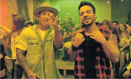  ??  ?? Ritmo. Daddy Yankee y Luis Fonsi en una escena del video de la canción del momento en todo el mundo.