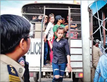  ?? SAHIBA CHAWDHARY ?? Workers step out of a Thai truck packed with Cambodian migrants in Poipet.