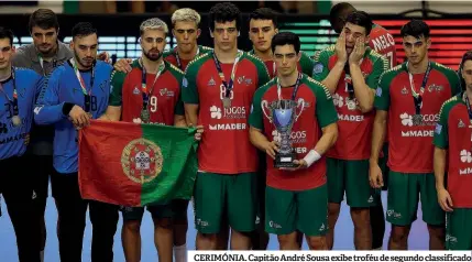  ?? ?? CERIMÓNIA. Capitão André Sousa exibe troféu de segundo classifica­do