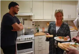  ??  ?? MAT. Pontus Blom och Kerstin Karlsson serverade vegansk curry i köket.