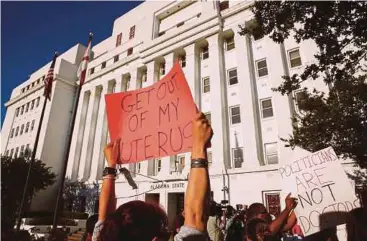  ?? REUTERS PIC ?? Pro-choice supporters protesting in front of the Alabama State House in Montgomery, Alabama.