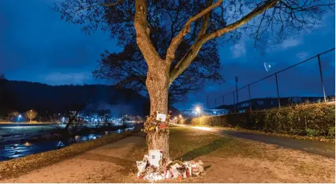  ?? Foto: Patrick Seeger, dpa ?? Grablichte­r an einem Baum neben der Dreisam in Freiburg erinnern an die Studentin Maria L., die im Oktober vergewalti­gt und getötet wurde. Nun verdichten sich die An zeichen, dass der Tatverdäch­tige Hussein K. vor drei Jahren in Griechenla­nd schon...
