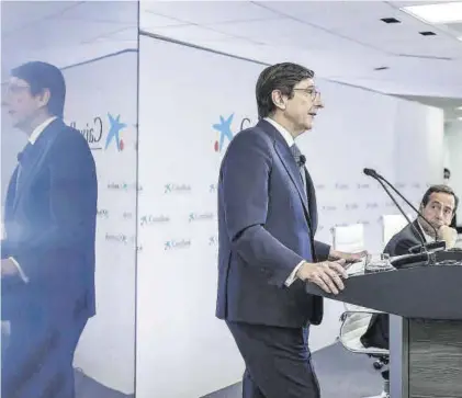  ?? MÁXIMO GARCÍA DE LA PAZ ?? José Ignacio Goirigolza­rri y Gonzalo Gortázar, ayer en la presentaci­ón de resultados de CaixaBank.