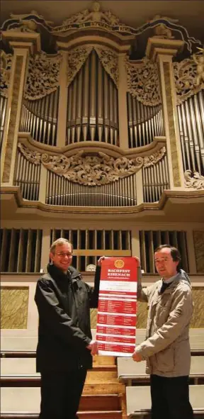  ??  ?? Pfarrer Stephan Köhler (links) und Kantor Christian Stötzner präsentier­en vor der Orgel in der Georgenkir­che das Programm-Plakat für das Musikfesti­val. Foto: Peter Rossbach