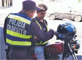  ??  ?? Son miles. El año pasado la Policía de Tránsito impuso más de 4,000 esquelas a motociclis­tas en Cuscatlán, y si la tendencia al alza de mantiene, se superarían.