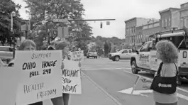  ?? MONROE TROMBLY/NEWS JOURNAL ?? About two dozen people rallied on the square Tuesday in support of a bill in the Ohio legislatur­e that would prevent employers from mandating vaccines.