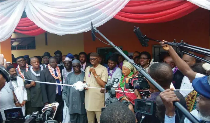  ??  ?? Mimiko (middle) inaugurati­ng the abattoir, flanked by the Afenifere leader, Chief Ayo Adebanjo (left) and Deputy Governor, Alhaji Lasisi Oluboyo (right), and others