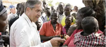  ?? Foto: Thomas Koehler, dpa ?? Bundesauße­nminister Sigmar Gabriel mit Flüchtling­en im Rhino Refugee Camp Settlement im Südsudan. Der SPD Politiker ver mittelt in dem von Krieg und Elend heimgesuch­ten Staat.