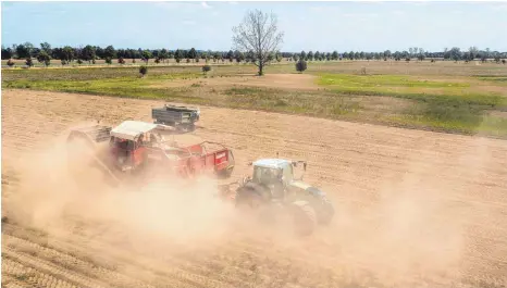  ?? FOTO: JAN WOITAS/DPA ?? Die Bauern in Deutschlan­d fühlen sich unter Druck. Eine Zukunftsko­mmission soll nun klären, wie die Landwirtsc­haft künftig aussehen könnte.