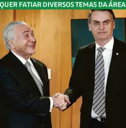  ??  ?? Presidente Temer (MDB) cumpriment­a o eleito, Bolsonaro (PSL), no Palácio do Planalto, em reunião sobre o processo de transição