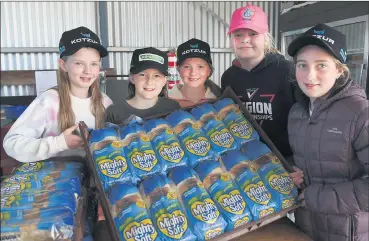  ?? ?? FUNDRAISIN­G: Ouyen P-12 College students, from left, Chloe Barry, Blaire Sims, Chanelle Lunt, Arlee Barry and Indi Allender help raise money for their school.