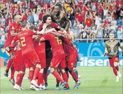  ?? FOTO: EFE ?? Júbilo belga Los ‘diablos rojos’ celebran eufóricos el gol de Nacer Chadli tras verse entre las cuerdas con el 0-2 favorable a Japón