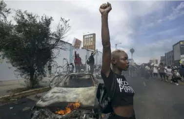  ??  ?? Manifestat­ion en hommage à George Floyd à Los Angeles, le 30 mai dernier.