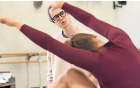  ?? FOTO: GERT WEIGELT ?? Der Choreograf Robert Binet aus Toronto bei einer Probe im Balletthau­s.