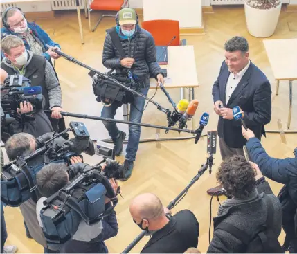  ??  ?? Der Medienauss­chuss steht im Fokus der Öffentlich­keit: CDU-Parlaments­geschäftsf­ührer Markus Kurze gibt nach der Sitzung Interviews.