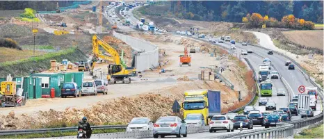  ?? ARCHIVFOTO: ROLAND RASEMANN ?? Für Bauarbeite­n wie hier an der A 8 bei Ulm ist das Land zuständig. Doch die Planer müssen mit Unwägbarke­iten rechnen.