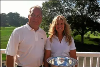  ??  ?? Fran Gacos, right, receives a championsh­ip trophy from NJSGA president Tom McGovern.