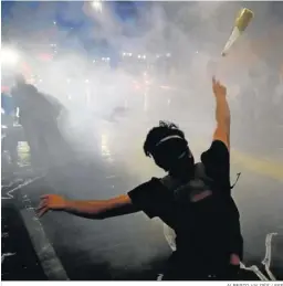  ?? ALBERTO VALDÉS / EFE ?? Manifestan­tes se enfrentan con la Policía en el centro de Santiago.