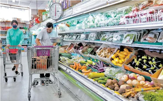  ?? SARAH SILBIGER/REUTERS ?? Compras en un supermerca­do en Washington.