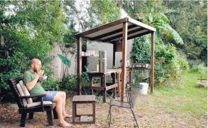  ?? AFP ?? A Rob Greenfield le prestaron el patio de una casa en Orlando para que cultivara sus propios alimentos. También acepta frutas y verduras de jardines vecinos o come la carne de animales atropellad­os.