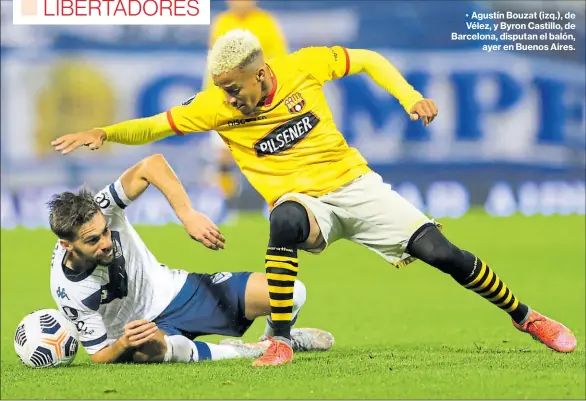  ?? EFE ?? • Agustín Bouzat (izq.), de Vélez, y Byron Castillo, de Barcelona, disputan el balón, ayer en Buenos Aires.