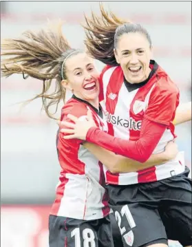  ?? FOTO: JUAN ECHEVERRÍA ?? Primer gol Marta y Vanesa Gimbert celebran el 1-0 de las rojiblanca­s