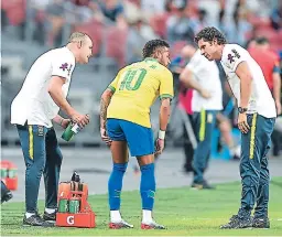  ??  ?? LESIONADO. Neymar tuvo que salir de cambio al minuto 13.