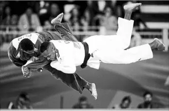  ?? EZRA SHAW GETTY IMAGES ?? Lewis Medina of the Dominican Republic and Liester Cardona of Cuba compete in their 100-kilogram judo semifinal match at the Pan American Games.