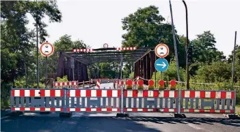  ?? FOTO: FERDI SEIDELT ?? Die Brücke An der Cölve ist seit vergangene­m Dienstag gesperrt. Das Bauwerk ist bekanntlic­h marode und droht einzustürz­en.